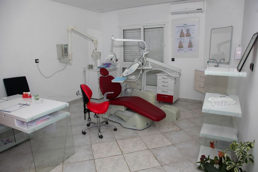 Salle de soins avec fauteuil dentaire au cabinet Dental Care Rabat